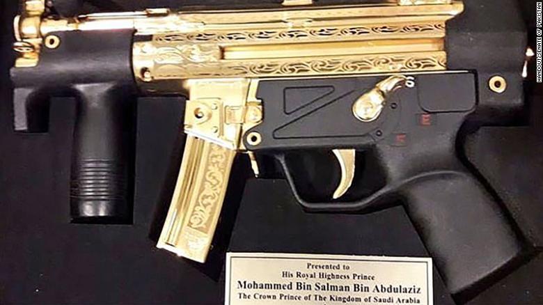 巴基斯坦參議員代表團向沙特王儲贈送的鍍金衝鋒鎗