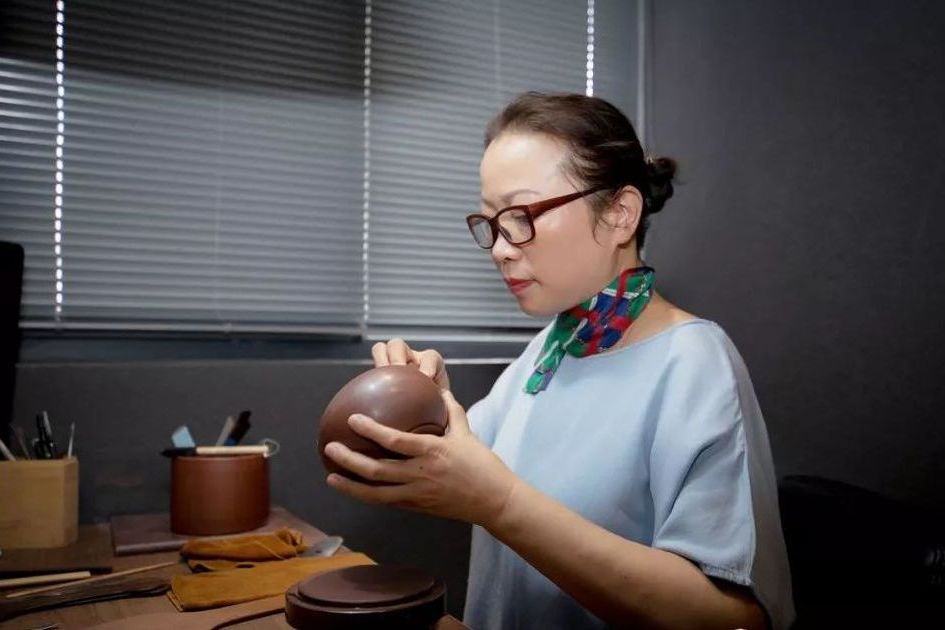 吳奇敏(江蘇省傳統技藝技能大師正高級工藝美術師) 吳奇敏(江蘇省傳統技藝技能大師正高級工藝美術師)