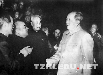 伍雲甫（左二）與毛澤東