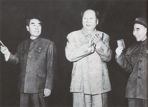 1967年林彪與毛澤東、周恩來在一起