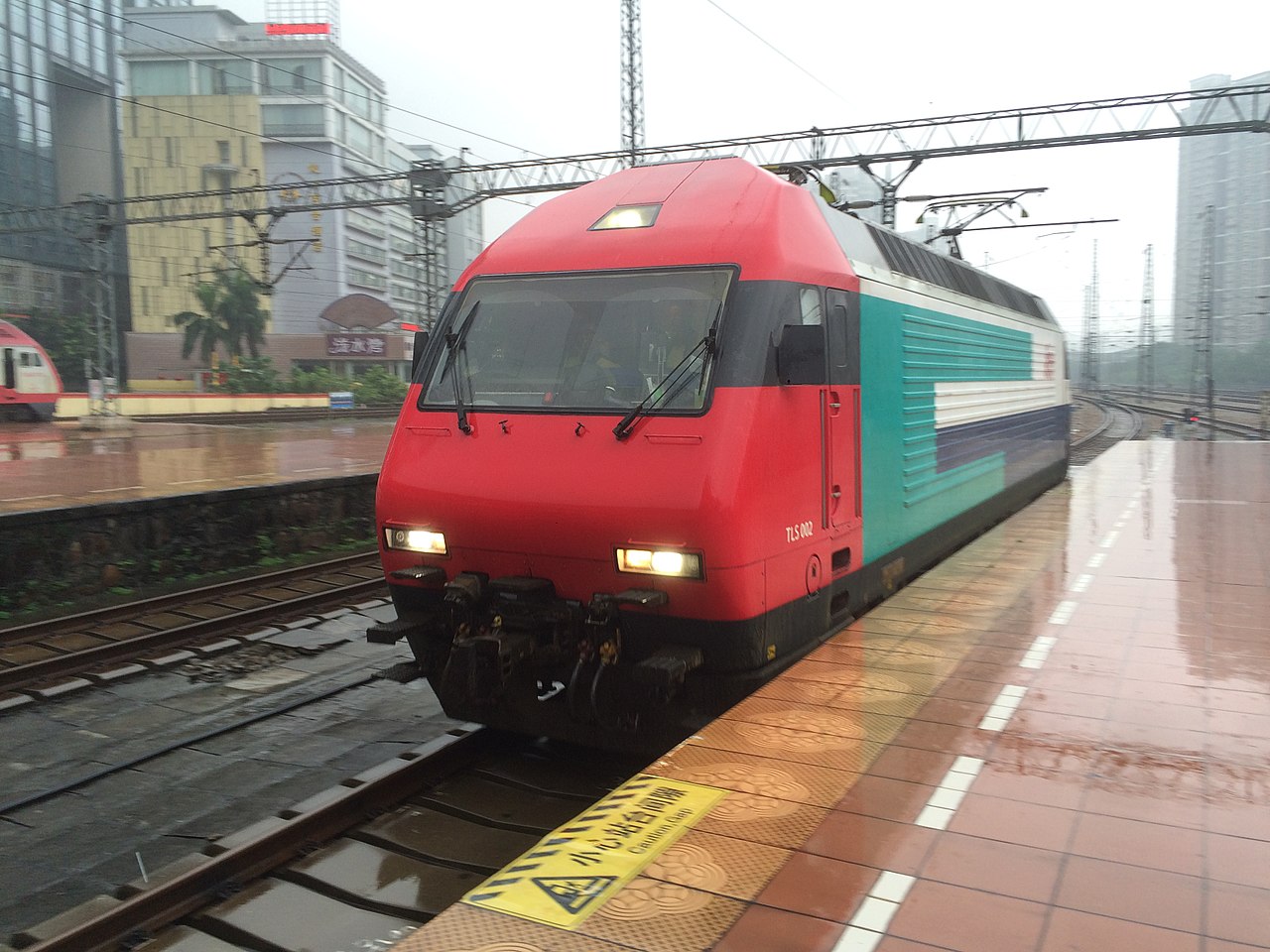 TLS002正於廣州東站內調車