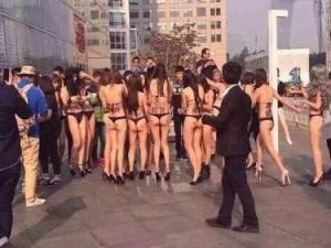 北京建外SOHO比基尼女模遊街