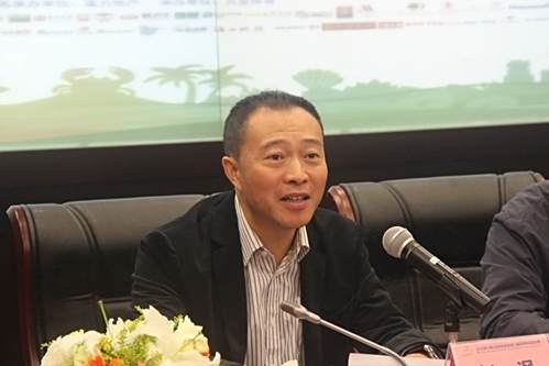 趙渢(富力地產副總裁,海南省房地產業協會第五屆執行會長、第六屆會長) 趙渢(富力地產副總裁,海南省房地產業協會第五屆執行會長、第六屆會長)