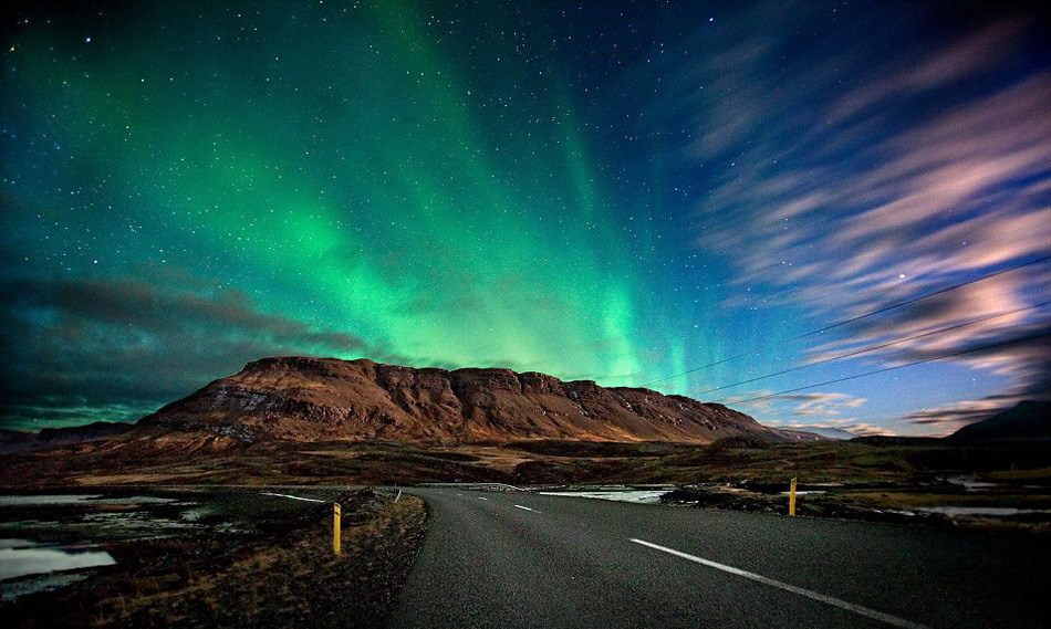 冰島雷克雅未克附近峽灣上空出現北極光