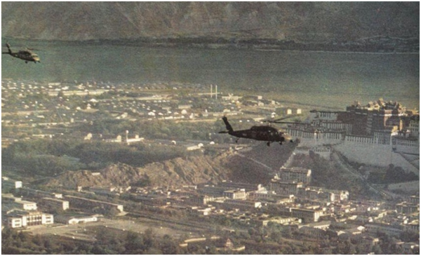 在西藏地區飛行的“黑鷹”直升機