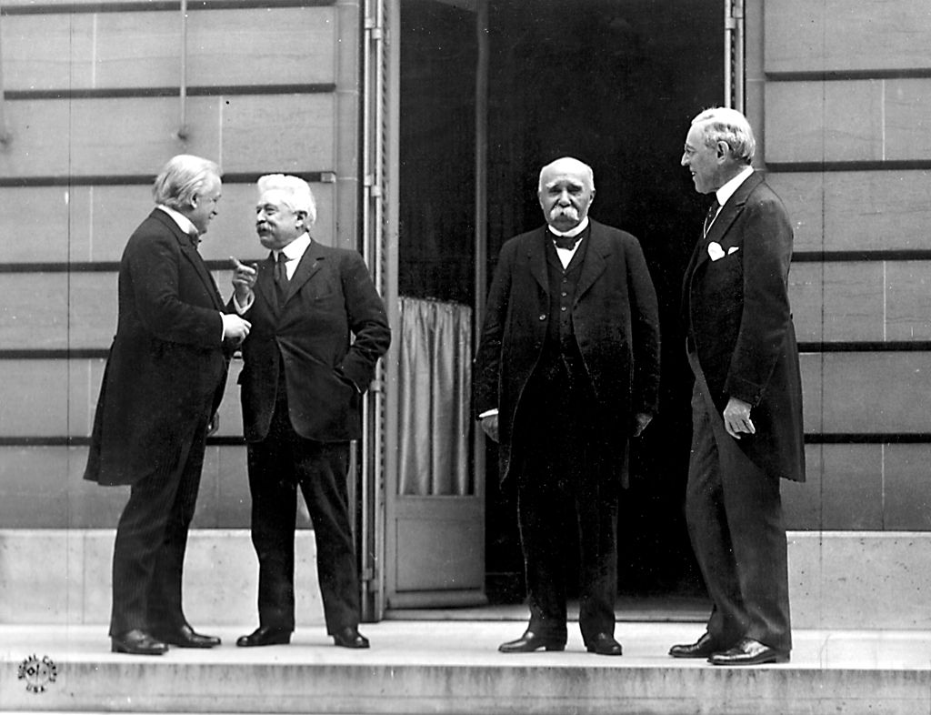 勞合·喬治（左一）參加凡爾賽會議