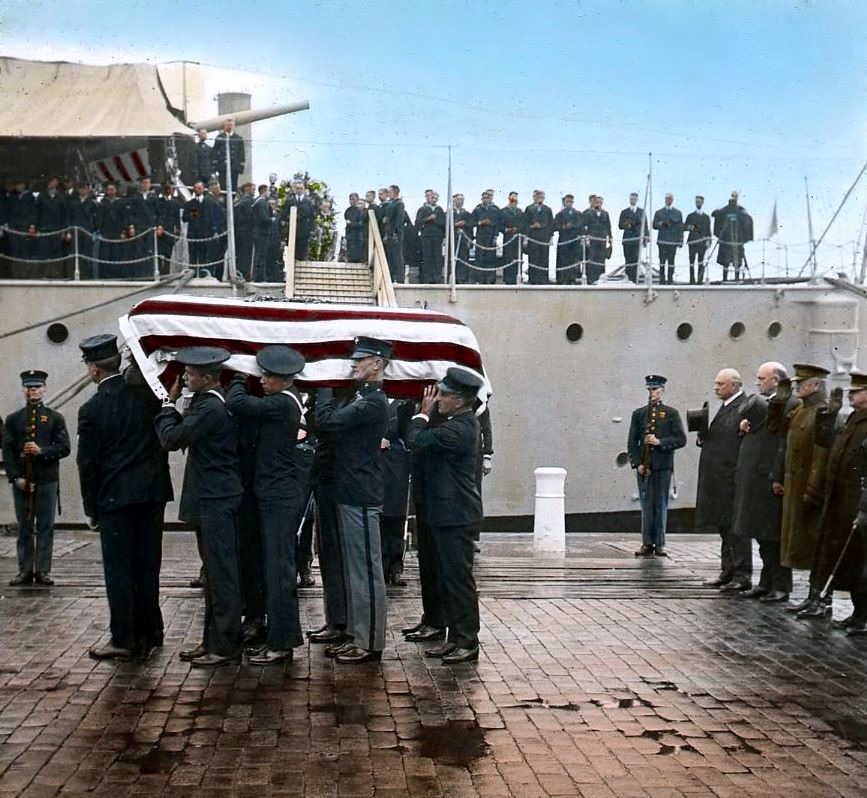 一戰“無名戰士”遺體抵達海軍工廠。