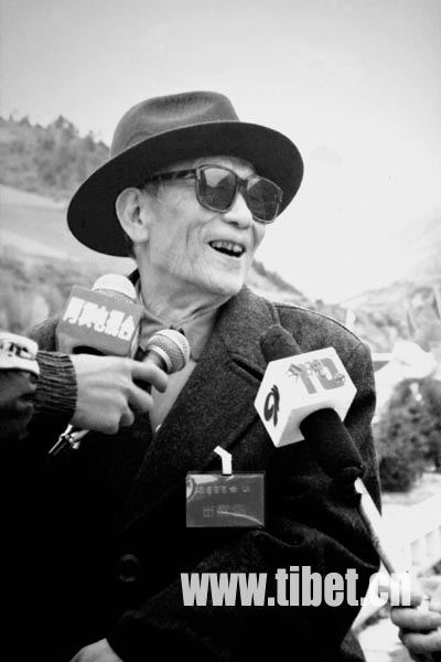 1995年在阿壩松潘縣接受記者採訪