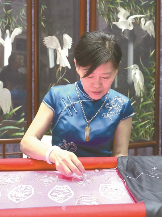 劉小紅(湖北省民間工藝技能傳承大師) 劉小紅(湖北省民間工藝技能傳承大師)