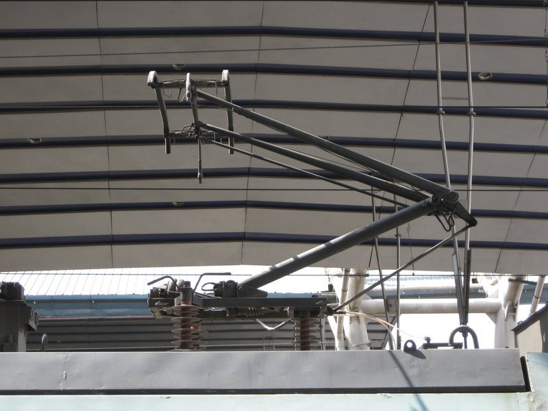 韶山8型機車使用的DSA受電弓