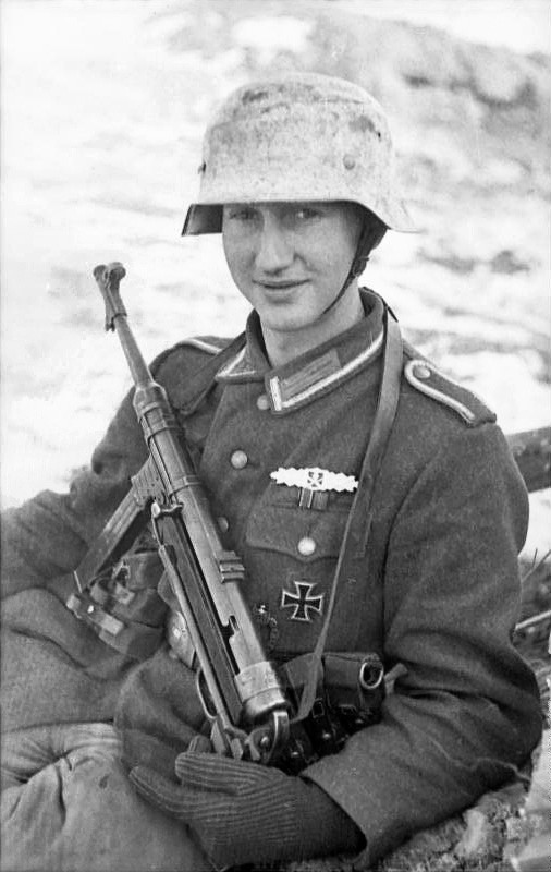 德意志國防軍士兵與MP40，於1944年攝於蘇聯