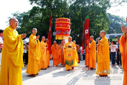 佛教儀式中的紅羅傘
