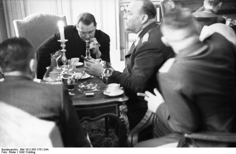 施佩勒和戈林正在一邊抽雪茄一邊喝酒