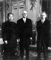 黃鎮(左一)在法國與戴高樂總統(中)