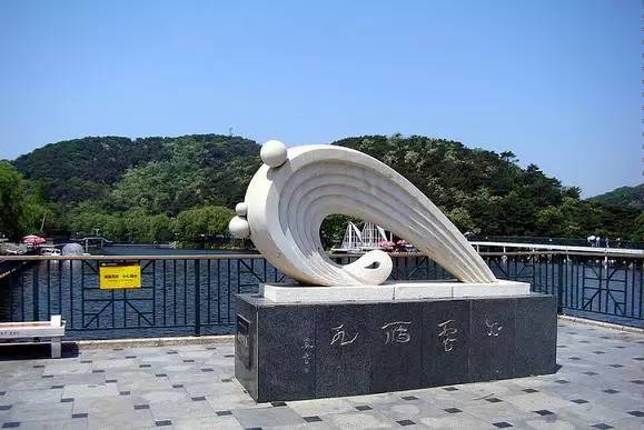 錐形螺殼雕塑成為白雲雁水的代表作