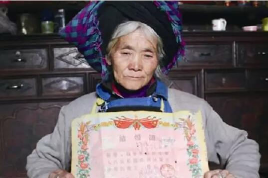 李金花(最美軍嫂、對越自衛反擊戰烈士王發坤妻子) 李金花(最美軍嫂、對越自衛反擊戰烈士王發坤妻子)