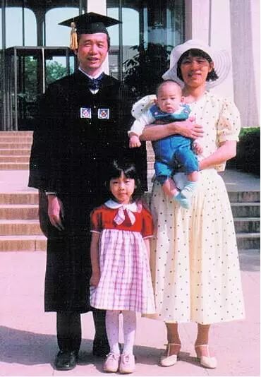 1987年，蒙納士大學，與家人