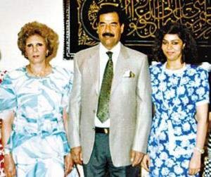 拉加德·薩達姆·海珊（右）與父母