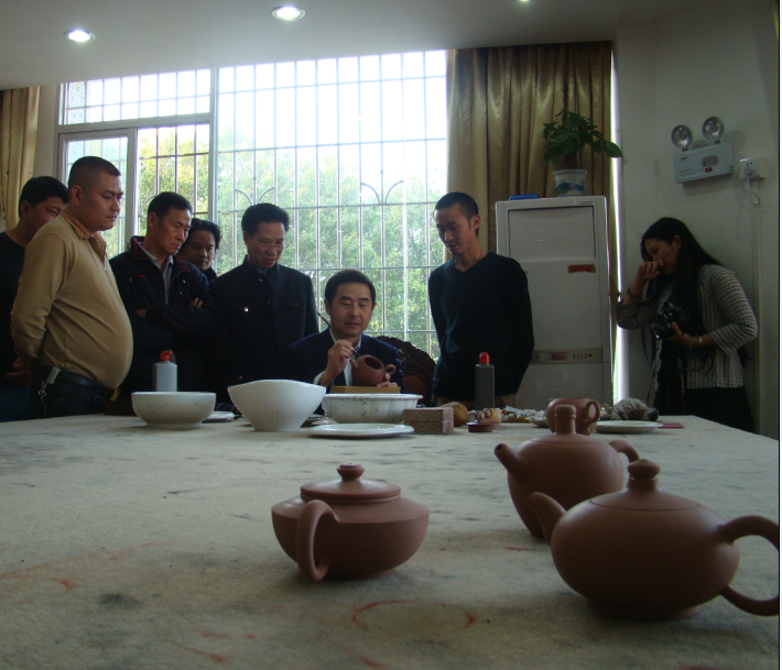 羅楊在廣州市綠鈺文化公司在紫砂壺上題詞