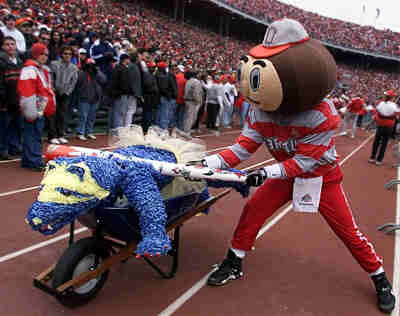 賽前，俄亥俄州立的吉祥物毆打狼獾玩偶