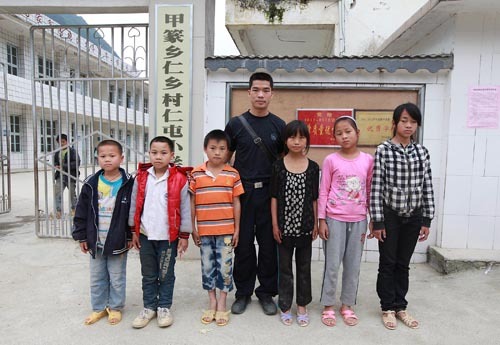 陳永富在仁屯國小門口與他的六個孩子合影